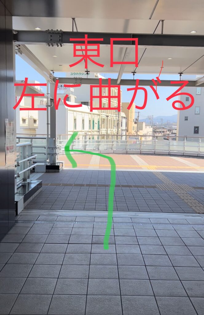② 東口を出て左へ